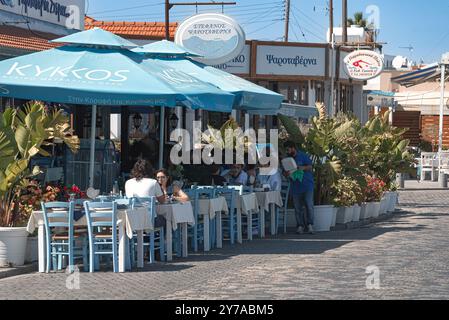 Larnaka, Zypern - 16. April 2022: Menschen genießen mediterrane Speisen im Restaurant im Freien in Larnaka an sonnigen Tagen Stockfoto