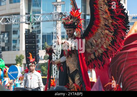 Limassol, Zypern - 26. März 2023: König des Limassol Karnevals begrüßt die Parade Stockfoto