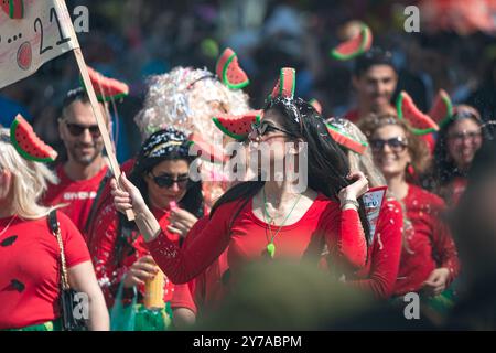 Limassol, Zypern - 26. März 2023: Gruppe von Freunden in Wassermelonen-Kostümen, die Spaß bei der Limassol-Karnevalsparade haben Stockfoto