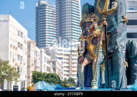 Limassol, Zypern - 26. März 2023: Mann im Poseidon-Kostüm sitzt auf dem Thron während der Limassol-Karnevalsparade Stockfoto