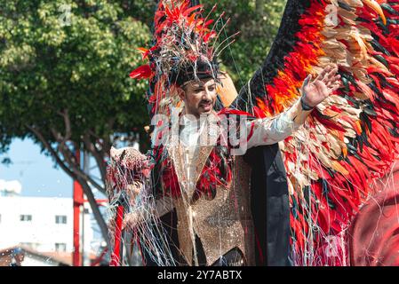 Limassol, Zypern - 26. März 2023: König des Limassol Karnevals begrüßt die Parade Stockfoto