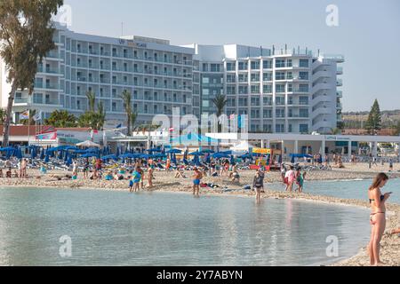 Ayia Napa, Zypern - 21. April 2018: Touristen genießen einen sonnigen Tag am Strand Nissi in der Nähe des Hotels in Ayia Napa Stockfoto