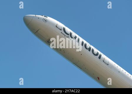 Larnaka, Zypern - 16. Juli 2023: Das Flugzeug Condor Boeing 757-300 steigt in einen blauen Himmel Stockfoto