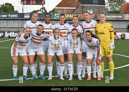 Team von OH Leuven mit bis zu L bis R Julie Biesmans (30) von OHL Axelle Van Besauw (14) von OHL Aurelie Reynders (15) von OHL Sara Pusztai (8) von OHL Dilja Yr Zomers (7) von OHL Torhüterin Louise Seynhaeve (29) von OHL Zulte-Waregem Dames und Oud Heverlee Leuven am 5. Spieltag der Saison 2024 - 2025 der Belgischen Lotto Womens Super League, am Sonntag, den 28. September 2024 in Zult Stockfoto