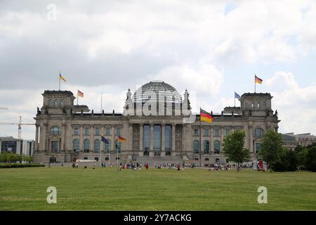 Berlin, Deutschland - 10. Juli 2013: Menschen durch Reichstagsgebäude in Berlin. Er ist Sitz des Deutschen Bundestages und Versammlungsort der Fed Stockfoto