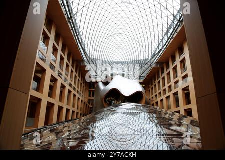 Berlin, Deutschland - 10. Juli 2013: Innenraum der DZ Bank, Berlin, Deutschland. Sie wurde von dem Architekten Frank Gehry entworfen und 2000 fertiggestellt. Stockfoto