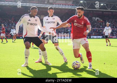 Nottingham, Großbritannien. September 2024. Der Nottingham Forest Defender Alex Moreno (19) unter dem Druck von Kenny Tete (2) und Sasa Lukic (20) während des Spiels Nottingham Forest FC gegen Fulham FC English Premier League im City Ground, Nottingham, England, Großbritannien am 28. September 2024 Credit: Every Second Media/Alamy Live News Stockfoto