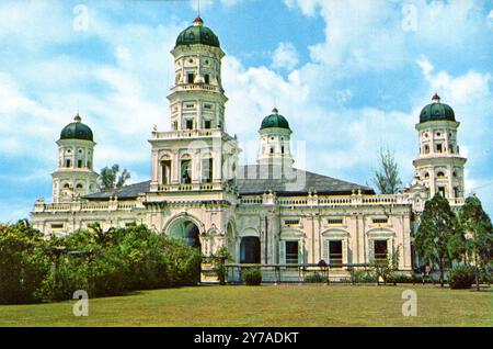 Ein Postkartenbild aus den 1960er Jahren der Masjid Sultan Abu Bakar Moschee in Johor Bahru, Malaysia. Die Postkarte wurde in eine Sammlung von zehn Postkarten aus Singapur aufgenommen, die die Nähe und Integration zu der Zeit Malaysias und Singapurs zeigen Stockfoto