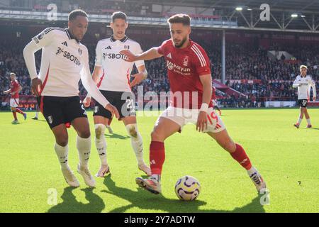 Nottingham, Großbritannien. September 2024. Der Nottingham Forest Defender Alex Moreno (19) unter dem Druck von Kenny Tete (2) und Sasa Lukic (20) während des Spiels Nottingham Forest FC gegen Fulham FC English Premier League im City Ground, Nottingham, England, Großbritannien am 28. September 2024 Credit: Every Second Media/Alamy Live News Stockfoto