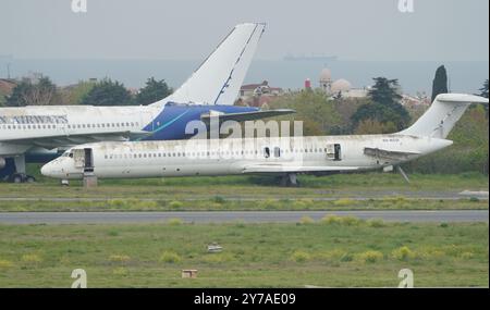 ISTANBUL, TURKIYE - 29. APRIL 2023: Verlassene Flugzeuge am Flughafen Atatürk Stockfoto