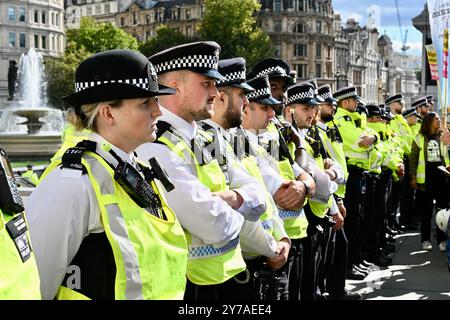 Metropolitan Police Officers, stoppt den rechtsextremen Protest, Trafalgar Square, London, Großbritannien Stockfoto