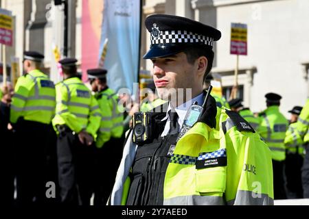 Metropolitan Police Officers, stoppt den rechtsextremen Protest, Trafalgar Square, London, Großbritannien Stockfoto