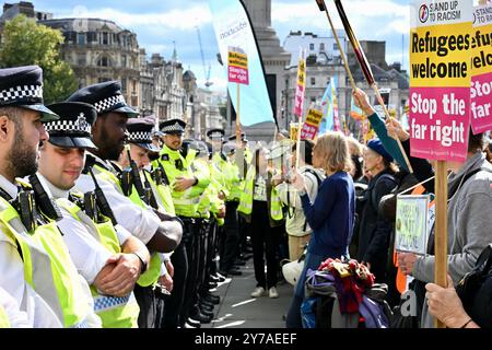 Metropolitan Police Officers, stoppt den rechtsextremen Protest, Trafalgar Square, London, Großbritannien Stockfoto