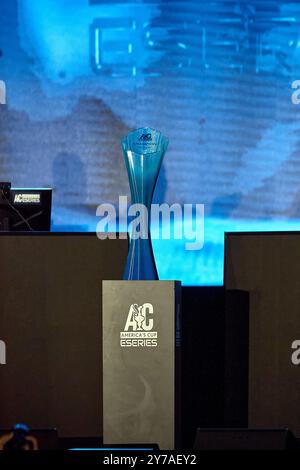 2024 America's Cup - Barcelona, Spanien Nachtleben im Village: Der Pokal für E-Segeln Grand Final FOTO: © Alexander Panzeri/PPL Stockfoto