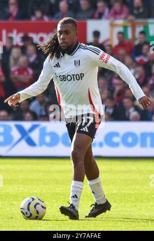 Nottingham, Großbritannien. September 2024. Fulham Mittelfeldspieler Alex Iwobi (17) stellt am 28. September 2024 einen Pass während des Spiels Nottingham Forest FC gegen Fulham FC English Premier League auf dem City Ground, Nottingham, England, Vereinigtes Königreich auf Credit: Every Second Media/Alamy Live News Stockfoto