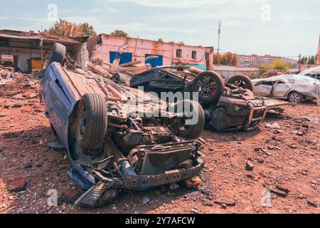 Beschädigtes ziviles Auto nach Raketenangriff. Krieg in der Ukraine. Russlands Invasion der Ukraine. Terror der Zivilisten. Kriegsverbrechen Stockfoto