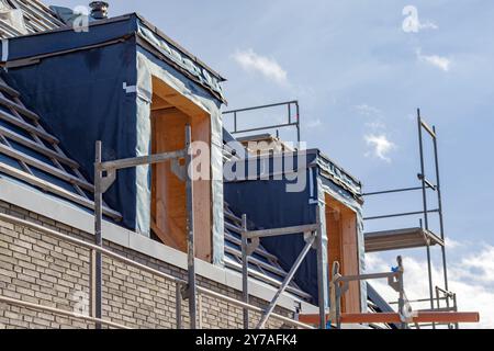 Dachdächer auf dem Dach eines neuen Einfamilienhauses Stockfoto