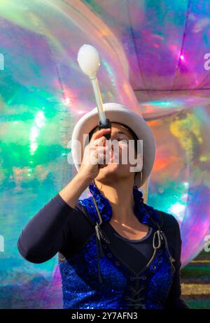 Bournemouth, Dorset, Großbritannien. September 2024. Tausende strömen nach Bournemouth, um das Arts by the Sea Festival unter dem Motto „Geschmack“ zu besuchen, eine unterhaltsame Zeit mit skurrilem Theater, Tanz und Musik, spektakulären Shows und inspirierenden Installationen für kostenlose Familienunterhaltung. Jung und alt genießen das Bubble Spectacular von Squidge & Pop. Quelle: Carolyn Jenkins/Alamy Live News Stockfoto