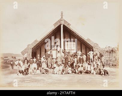 Gruppe von Maoris vor Meeting House in Ohinemutu, Neuseeland. Historisches Archiv Fotografie von Neuseeland, um 1890er Jahre Foto: Frank Arnold Coxhead Stockfoto