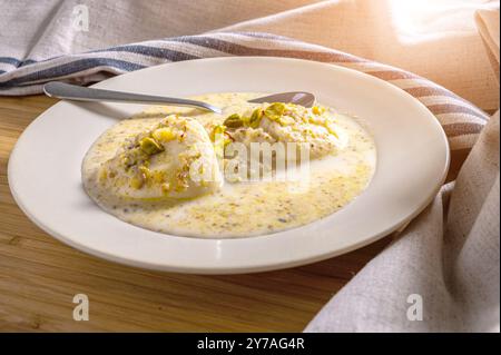 Indian Sweet Rasgulla auch bekannt als Rosogolla, Roshogolla, Rasagola, RasGulla, Anguri Rasgulla oder Angoori Rasgulla ist ein sirupartig Dessert beliebt in Indien Stockfoto