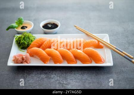 Frische Sushi-Brötchen mit Lachs, Aal, Thunfisch, Avocado, Garnelen, Frischkäse Philadelphia, Kaviar Tobica, Chuka. Sushi-Menü. Japanisches Essen. Kopierraum b Stockfoto