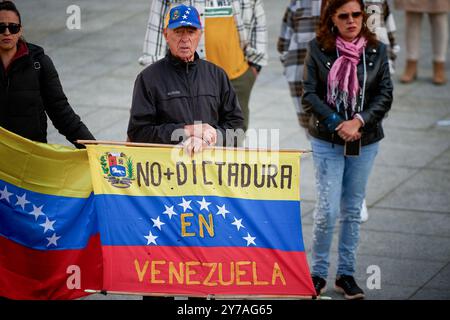 Pamplona, Spanien. September 2024. Demonstranten halten venezolanische Fahnen während der Demonstration. Verbannte Demonstranten aus Venezuela versammelten sich in Pamplona, um die Anerkennung von Edmundo Gonzalez als gewähltem Präsidenten Venezuelas zu fordern. Quelle: SOPA Images Limited/Alamy Live News Stockfoto