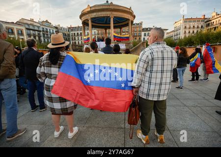 Pamplona, Spanien. September 2024. Demonstranten halten während der Demonstration eine venezolanische Flagge. Verbannte Demonstranten aus Venezuela versammelten sich in Pamplona, um die Anerkennung von Edmundo Gonzalez als gewähltem Präsidenten Venezuelas zu fordern. Quelle: SOPA Images Limited/Alamy Live News Stockfoto