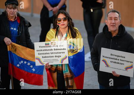 Pamplona, Spanien. September 2024. Die Demonstranten halten während der Demonstration Plakate. Verbannte Demonstranten aus Venezuela versammelten sich in Pamplona, um die Anerkennung von Edmundo Gonzalez als gewähltem Präsidenten Venezuelas zu fordern. Quelle: SOPA Images Limited/Alamy Live News Stockfoto