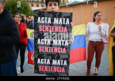 Pamplona, Spanien. September 2024. Ein Demonstrant hält während der Demonstration ein Plakat. Verbannte Demonstranten aus Venezuela versammelten sich in Pamplona, um die Anerkennung von Edmundo Gonzalez als gewähltem Präsidenten Venezuelas zu fordern. Quelle: SOPA Images Limited/Alamy Live News Stockfoto