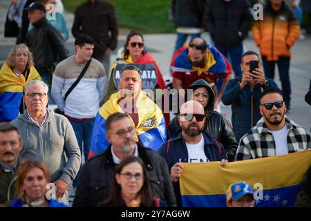 Pamplona, Spanien. September 2024. Demonstranten halten während der Demonstration eine venezolanische Flagge. Verbannte Demonstranten aus Venezuela versammelten sich in Pamplona, um die Anerkennung von Edmundo Gonzalez als gewähltem Präsidenten Venezuelas zu fordern. Quelle: SOPA Images Limited/Alamy Live News Stockfoto