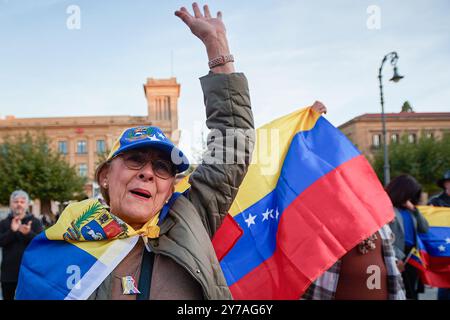 Pamplona, Spanien. September 2024. Ein venezolanischer Demonstrant gibt während der Demonstration Gesten. Verbannte Demonstranten aus Venezuela versammelten sich in Pamplona, um die Anerkennung von Edmundo Gonzalez als gewähltem Präsidenten Venezuelas zu fordern. Quelle: SOPA Images Limited/Alamy Live News Stockfoto