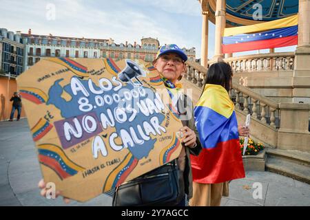 Pamplona, Spanien. September 2024. Ein Demonstrant hält während der Demonstration ein Plakat. Verbannte Demonstranten aus Venezuela versammelten sich in Pamplona, um die Anerkennung von Edmundo Gonzalez als gewähltem Präsidenten Venezuelas zu fordern. Quelle: SOPA Images Limited/Alamy Live News Stockfoto