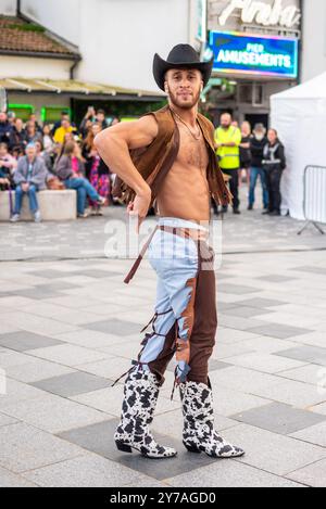 Bournemouth, Dorset, England, Vereinigtes Königreich, 28. September 2024. Arts by the Sea Festival. Drag Queen und Drag King machen Ghetto Fabulous Setzen Sie eine Catwalk Extravaganza am Pier Approach an. Quelle: Paul Biggins/Alamy Live News Stockfoto