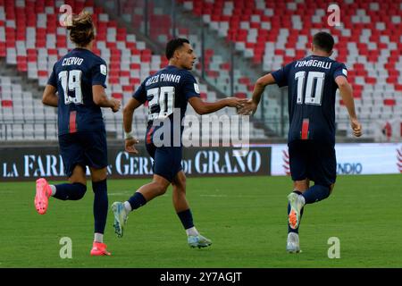 Tommaso Fumagalli von Cosenza feiert, nachdem er ein Tor mit Andrea Rizzo Pinna von Cosenza beim SSC Bari gegen Cosenza Calcio, dem italienischen Fußball-Spiel der Serie B in Bari, Italien, am 28. September 2024 erzielte Stockfoto