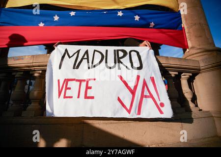 Pamplona, Spanien. September 2024. Ein Plakat auf dem steht: Maduro geht jetzt, während der Demonstration. Verbannte Demonstranten aus Venezuela versammelten sich in Pamplona, um die Anerkennung von Edmundo Gonzalez als gewähltem Präsidenten Venezuelas zu fordern. (Foto von Elsa A Bravo/SOPA Images/SIPA USA) Credit: SIPA USA/Alamy Live News Stockfoto