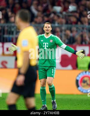 Manuel NEUER, Torhüter FCB 1 wütend mit Schiedsrichter Felix Zwayer mit Pfeife, Gesten, Shows, Uhr, individueller Action, Schiedsrichter, Hauptschiedsrichter, schiri, Pfeiffe, Pfiff, im Spiel FC BAYERN MÜNCHEN - BAYER 04 LEVERKUSEN 1-1 am 28. September 2024 in München. Saison 2024/2025, 1.Bundesliga, FCB, München, Spieltag 5, 5.Spieltag-Fotograf: ddp-Bilder / STAR-Bilder - DFL-VORSCHRIFTEN VERBIETEN JEDE VERWENDUNG VON FOTOGRAFIEN als BILDSEQUENZEN und/oder QUASI-VIDEO - Stockfoto