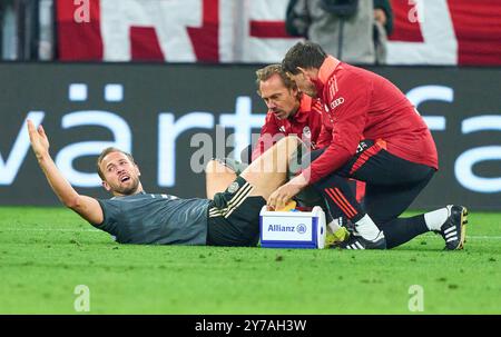 Harry Kane, FCB 9 verletzt sich am 28. September 2024 mit FCB-Teamarzt Prof. Dr. Peter Ueblacker im Spiel FC BAYERN MÜNCHEN - BAYER 04 LEVERKUSEN 1-1 in München. Saison 2024/2025, 1.Bundesliga, FCB, München, Spieltag 5, 5.Spieltag-Fotograf: ddp-Bilder / STAR-Bilder - DFL-VORSCHRIFTEN VERBIETEN JEDE VERWENDUNG VON FOTOGRAFIEN als BILDSEQUENZEN und/oder QUASI-VIDEO - Stockfoto