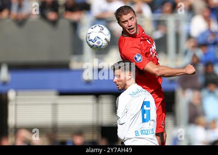 ZWOLLE , 29-09-2024 , MAC3PARK Stadium , Saison 2024 / 2025 , niederländischer Eredivisie Football. Almere City Spieler Baptiste Guillaume und PEC Zwolle Spieler Anouar El Azzouzi während des Spiels PEC Zwolle - Almere City Stockfoto
