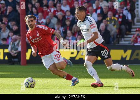 Nottingham, Großbritannien. September 2024. Fulham Mittelfeldspieler Sasa Lukic (20) auf dem Ball unter Druck von Nottingham Forest Stürmer Jota Silva (20) während des Spiels Nottingham Forest FC gegen Fulham FC English Premier League am 28. September 2024 im City Ground, Nottingham, England, Vereinigtes Königreich Credit: Every Second Media/Alamy Live News Stockfoto