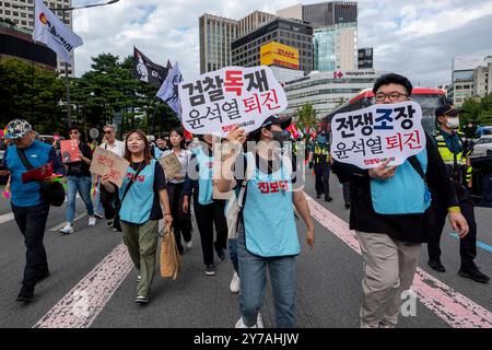 Protest gegen die Regierung von Präsident Yoon Suk-Yeol in Südkorea Mitglieder der Peoples Action Party nehmen am 28. September 2024 an einer Kundgebung Teil, die den Rücktritt der Regierung von Präsident Yoon Suk-Yeol in Seoul, Südkorea, fordert. Die Kundgebung fand gleichzeitig in 14 Städten des Landes statt. Die Teilnehmer riefen zum Rücktritt von Präsident Yoon Suk-Yeol auf, der behauptet, seine Regierung zerstöre Existenzgrundlagen, untergräbe die Demokratie, trample die Verfassung mit Füßen und fördere Kriegskrisen. Seoul Republik Korea Copyright: XMatrixxImagesx/xLeexKitaex Stockfoto