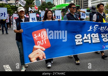 Protest gegen die Regierung von Präsident Yoon Suk-Yeol in Südkorea Mitglieder der Peoples Action Party nehmen am 28. September 2024 an einer Kundgebung Teil, die den Rücktritt der Regierung von Präsident Yoon Suk-Yeol in Seoul, Südkorea, fordert. Die Kundgebung fand gleichzeitig in 14 Städten des Landes statt. Die Teilnehmer riefen zum Rücktritt von Präsident Yoon Suk-Yeol auf, der behauptet, seine Regierung zerstöre Existenzgrundlagen, untergräbe die Demokratie, trample die Verfassung mit Füßen und fördere Kriegskrisen. Seoul Republik Korea Copyright: XMatrixxImagesx/xLeexKitaex Stockfoto