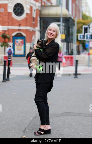 Holly Hennessy mit ihrer Siamkatze Captain im Europa Hotel in Belfast, die beide seit vier Monaten in Belfast festsitzen, während der Verzögerungen bei der Abfahrt des Kreuzfahrtschiffes Villa Vie Odyssey. Foto Datum: Samstag, 28. September 2024. Stockfoto