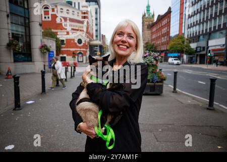 Holly Hennessy mit ihrer Siamkatze Captain im Europa Hotel in Belfast, die beide seit vier Monaten in Belfast festsitzen, während der Verzögerungen bei der Abfahrt des Kreuzfahrtschiffes Villa Vie Odyssey. Foto Datum: Samstag, 28. September 2024. Stockfoto