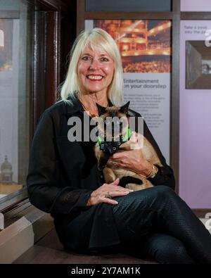 Holly Hennessy mit ihrer Siamkatze Captain im Europa Hotel in Belfast, die beide seit vier Monaten in Belfast festsitzen, während der Verzögerungen bei der Abfahrt des Kreuzfahrtschiffes Villa Vie Odyssey. Foto Datum: Samstag, 28. September 2024. Stockfoto