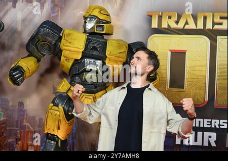 Der Komiker Phil Laude spricht Autobot B-127 alias Bumblebee posiert als deutsche Synchronstimme beim Special Screening des Animationsfilm Transformers One , das jüngste Kapitel der Robo-Alien-Saga startete am 10. Oktober 2024 in den deutschen Kinos *** Komiker Phil Laude Stimmen Autobot B 127 aka Bumblebee posiert als deutsche Synchronstimme bei der Sondervorführung des Zeichentrickfilms Transformers One , das letzte Kapitel der Robo Alien-Saga wird am 10. Oktober 2024 in deutschen Kinos eröffnet Stockfoto