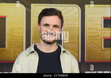 Der Komiker Phil Laude spricht Autobot B-127 alias Bumblebee posiert als deutsche Synchronstimme beim Special Screening des Animationsfilm Transformers One , das jüngste Kapitel der Robo-Alien-Saga startete am 10. Oktober 2024 in den deutschen Kinos *** Komiker Phil Laude Stimmen Autobot B 127 aka Bumblebee posiert als deutsche Synchronstimme bei der Sondervorführung des Zeichentrickfilms Transformers One , das letzte Kapitel der Robo Alien-Saga wird am 10. Oktober 2024 in deutschen Kinos eröffnet Stockfoto