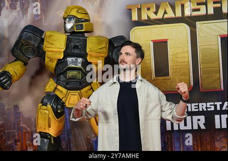 Der Komiker Phil Laude spricht Autobot B-127 alias Bumblebee posiert als deutsche Synchronstimme beim Special Screening des Animationsfilm Transformers One , das jüngste Kapitel der Robo-Alien-Saga startete am 10. Oktober 2024 in den deutschen Kinos *** Komiker Phil Laude Stimmen Autobot B 127 aka Bumblebee posiert als deutsche Synchronstimme bei der Sondervorführung des Zeichentrickfilms Transformers One , das letzte Kapitel der Robo Alien-Saga wird am 10. Oktober 2024 in deutschen Kinos eröffnet Stockfoto