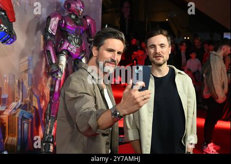 Schauspieler Tom Beck spricht Anführer von Cybertron Sentinel Prime , l-r, und Comedian Phil Laude spricht Autobot B-127 alias Bumblebee posiert als deutsche Synchronstimme beim Special Screening des Animationsfilms Transformers One , das jüngste Kapitel der Robo-Alien-Saga, gestartet am 10. Oktober 2024 in den deutschen Kinos *** Schauspieler Tom Beck Stimme Anführer von Cybertron Sentinel Prime , l r, und Komiker Phil Laude Stimmen Autobot B 127 aka Bumblebee posiert als deutsche Synchronstimme bei der Sondervorführung des Zeichentrickfilms Transformers One , das letzte Kapitel der Robo Alien Saga eröffnet Stockfoto
