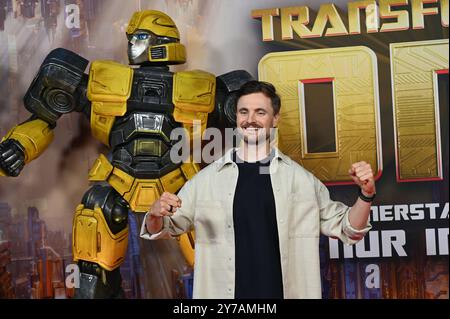 Der Komiker Phil Laude spricht Autobot B-127 alias Bumblebee posiert als deutsche Synchronstimme beim Special Screening des Animationsfilm Transformers One , das jüngste Kapitel der Robo-Alien-Saga startete am 10. Oktober 2024 in den deutschen Kinos *** Komiker Phil Laude Stimmen Autobot B 127 aka Bumblebee posiert als deutsche Synchronstimme bei der Sondervorführung des Zeichentrickfilms Transformers One , das letzte Kapitel der Robo Alien-Saga wird am 10. Oktober 2024 in deutschen Kinos eröffnet Stockfoto