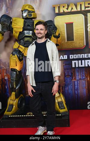 Der Komiker Phil Laude spricht Autobot B-127 alias Bumblebee posiert als deutsche Synchronstimme beim Special Screening des Animationsfilm Transformers One , das jüngste Kapitel der Robo-Alien-Saga startete am 10. Oktober 2024 in den deutschen Kinos *** Komiker Phil Laude Stimmen Autobot B 127 aka Bumblebee posiert als deutsche Synchronstimme bei der Sondervorführung des Zeichentrickfilms Transformers One , das letzte Kapitel der Robo Alien-Saga wird am 10. Oktober 2024 in deutschen Kinos eröffnet Stockfoto